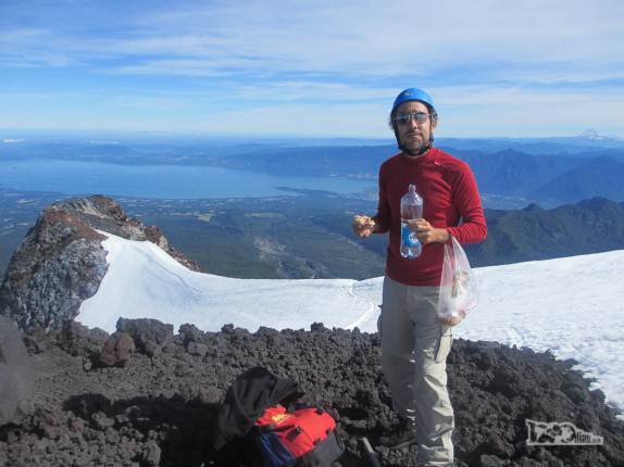 Hora do descanso e do lanche durante a subida do vulcão Villarrica, região de Pucón, no sul do Chile (foto de Haroldo Junqueira)